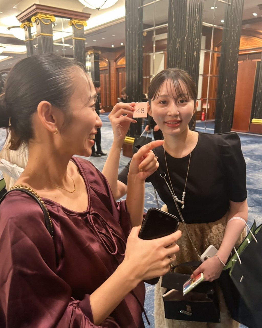 婚宴賓客俏皮地舉起「48」號碼牌，向新娘的AKB48背景致意。