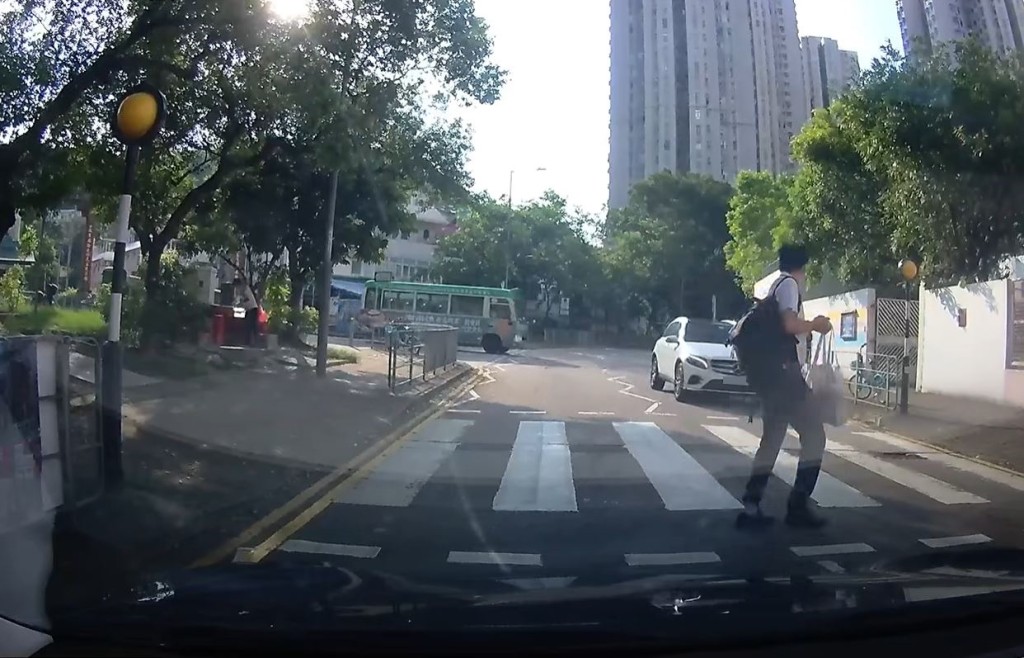 平治駛至斑馬線但未有收慢及停下。fb車cam L（香港群組）影片截圖