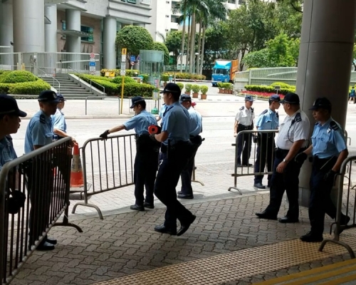 警員開始架設鐵馬。潘琪慧攝