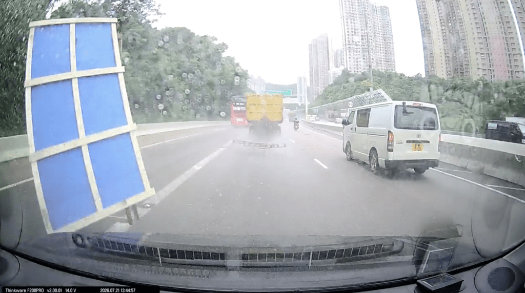 尾隨的車輛險被泥頭車的卡板擊中。車cam L(香港群組)影片截圖 尾隨的車輛險被泥頭車的卡板擊中。車cam L(香港群組)影片截圖
