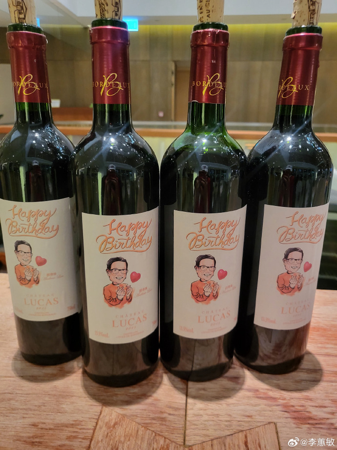 劉偉強又大量供應印上其Q版肖像的紅酒。