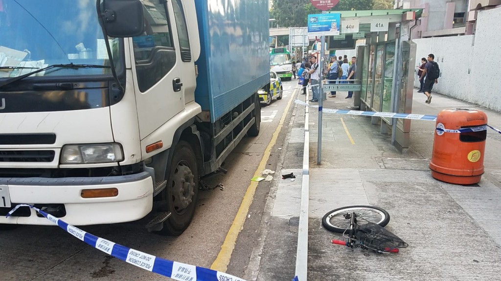 青衣貨車撞倒踏單車男子捲入車底。