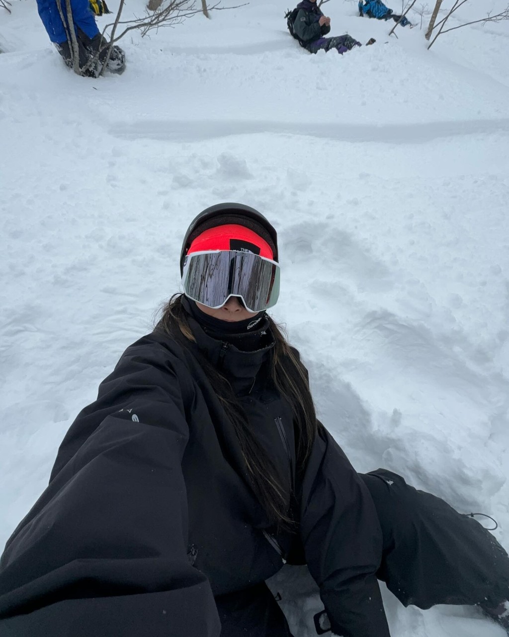保暖冷帽也是滑雪必备单品之一，徐濠萦则选戴The North Face针织冷帽。