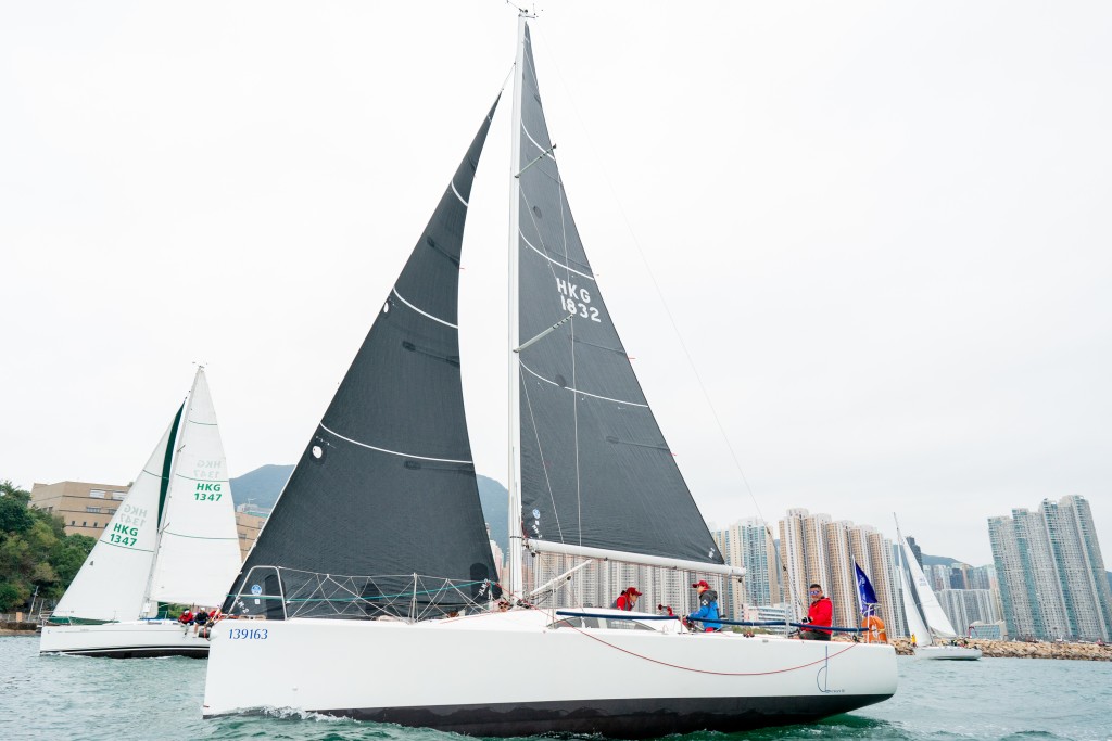 香港游艇会今日(17 日)于维港上演 首届「母校杯帆船赛」，赛事录得 逾 60 艘船队伍，近 400 帆手参赛， 分别角逐「PHS」及「ATI 组别」 冠军。