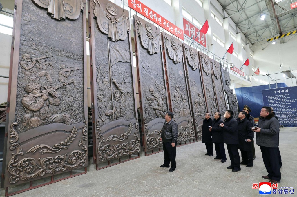 金正恩視察萬壽臺創作社，指導將在海外軍事作戰功勳紀念館安置的雕像創作工作。法新社