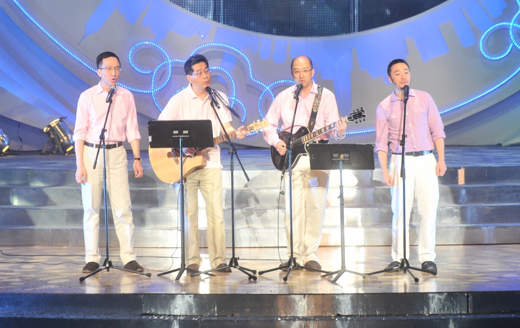 (左起)時任特首辦主任梁卓偉、蘇錦梁、時任政制及內地事務局局長譚志源及時任特首辦特別助理陳岳鵬在「民建聯20周年會慶文藝大匯演」,仿效歌壇男子組合唱歌。資料圖片 (左起)時任特首辦主任梁卓偉、蘇錦梁、時任政制及內地事務局局長譚志源及時任特首辦特別助理陳岳鵬在「民建聯20周年會慶文藝大匯演」,仿效歌壇男子組合唱歌。資料圖片