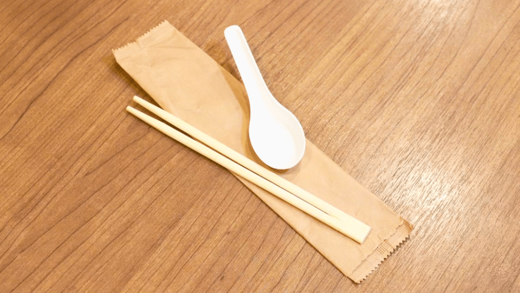 餐廳選用的木製筷子及紙漿匙羹，均採購自環保署綠色餐具平台上的供應商，產品通過安全測試。