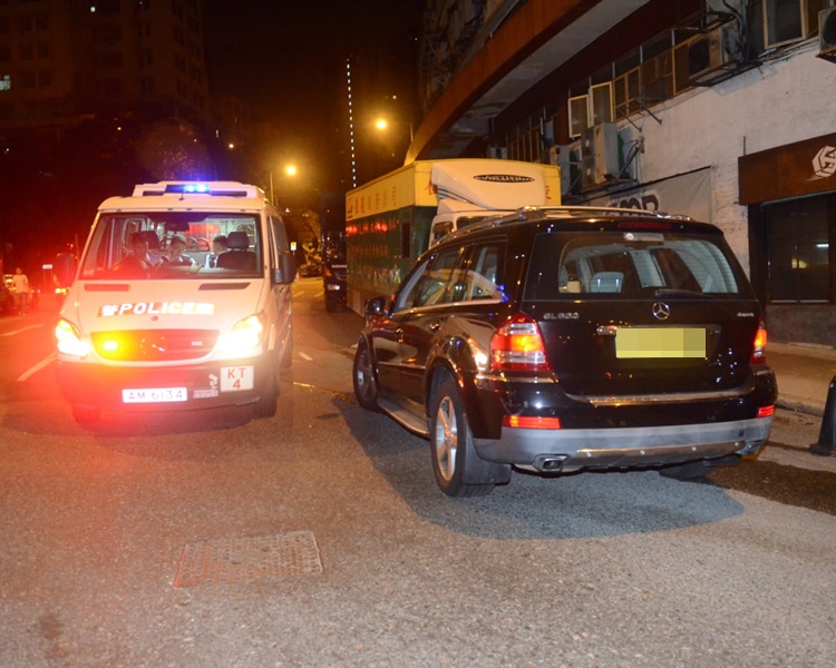 偷車黨油塘車房撞閘 ，偷走三輛名車。