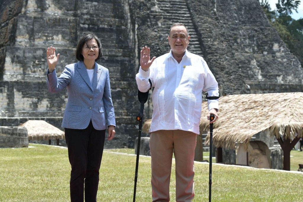 蔡英文在賈馬特陪同下參觀馬雅文化遺址。REUTERS