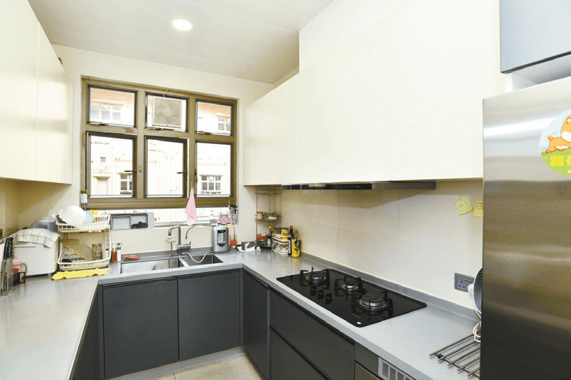 廚房以灰色為主調，已備基本家具。