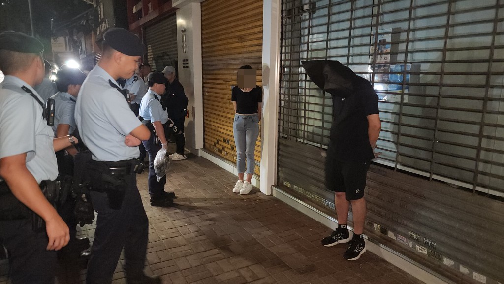 警方拘捕車上4人。