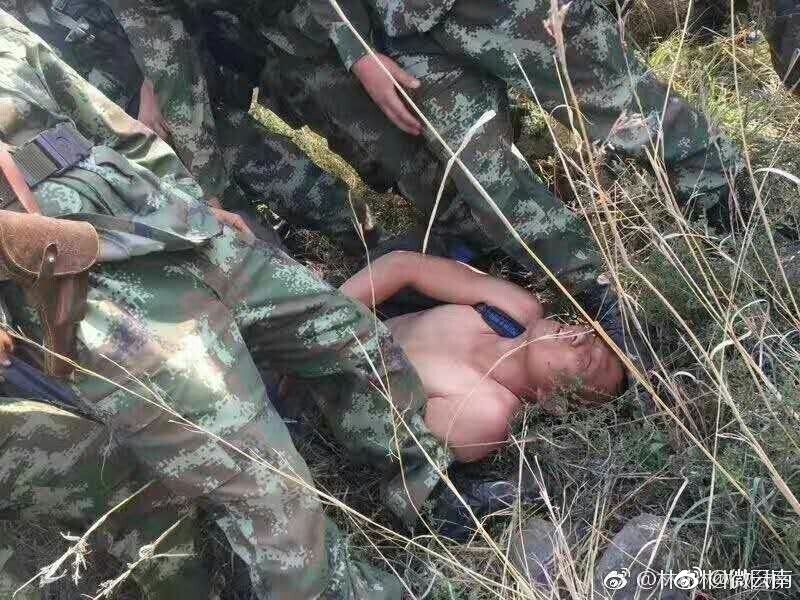 他在草叢中被押下。