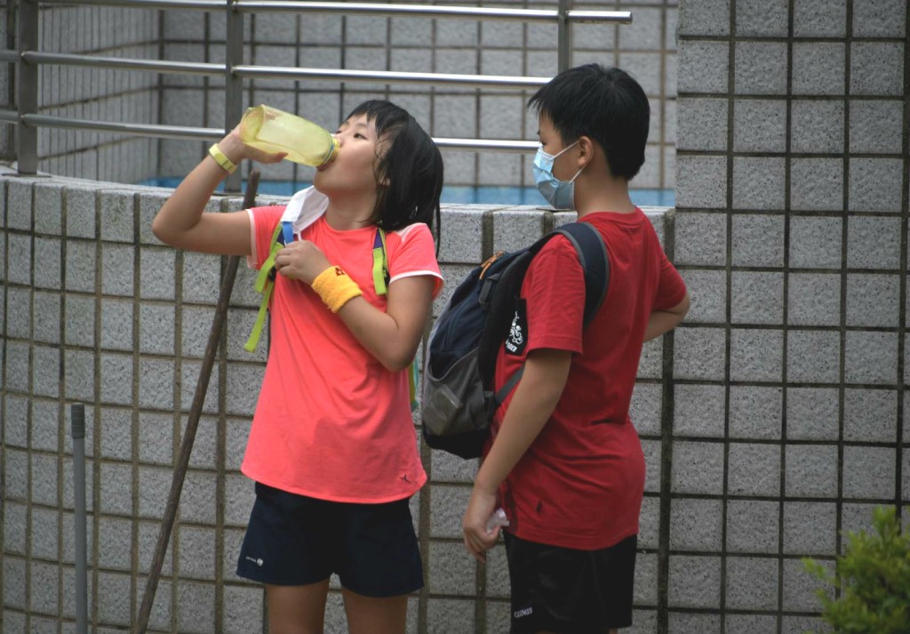 市民湧去郊外呼吸新鮮空氣。