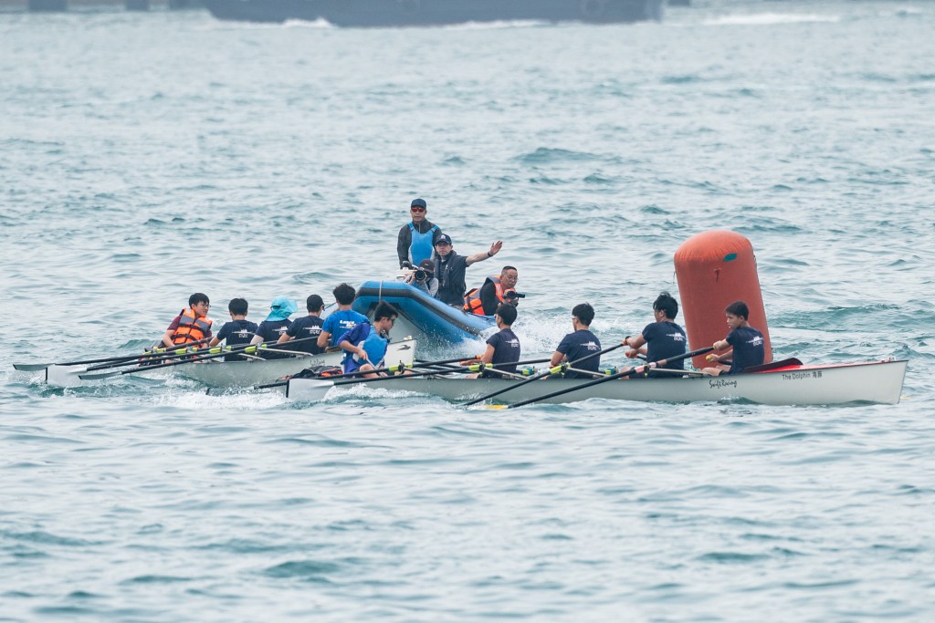 「维港赛艇赛」以香港游艇会对出铜锣湾海域为起点，西行划 往香港会议展览中心，绕过浮标后返回起点，赛道总长六百三 十米，是短距离赛事。全日三十五场赛事均为淘汰赛，参赛者 一对一形式击败对手继而晋级，直至最后分出组别冠军。