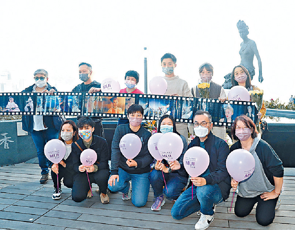 ■歌迷会成员到梅艳芳的铜像前悼念偶像。
