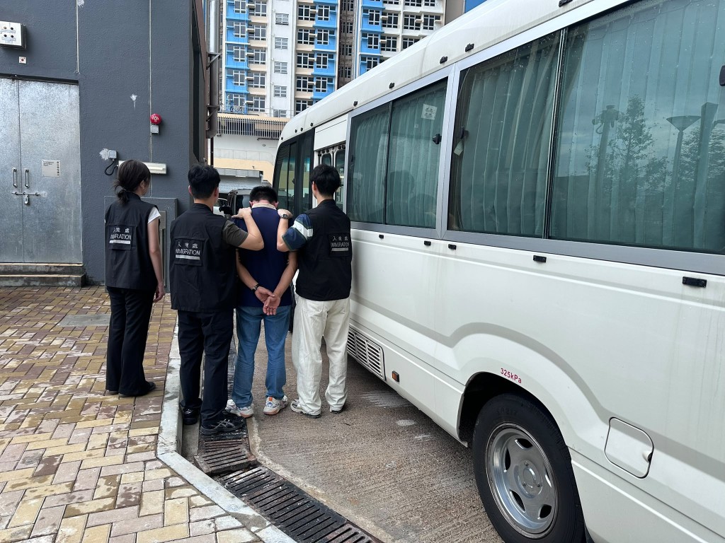 懷疑非法勞工在行動中被捕。 懷疑非法勞工在行動中被捕。