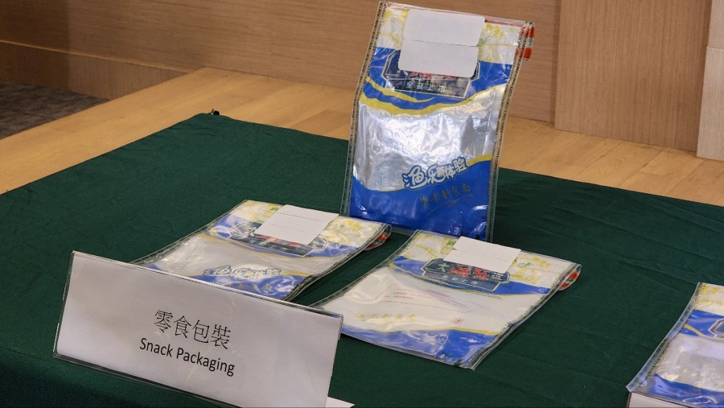 海關檢獲24公斤的懷疑可卡因,估計市值約1900萬元。黃文威攝 海關檢獲24公斤的懷疑可卡因,估計市值約1900萬元。黃文威攝