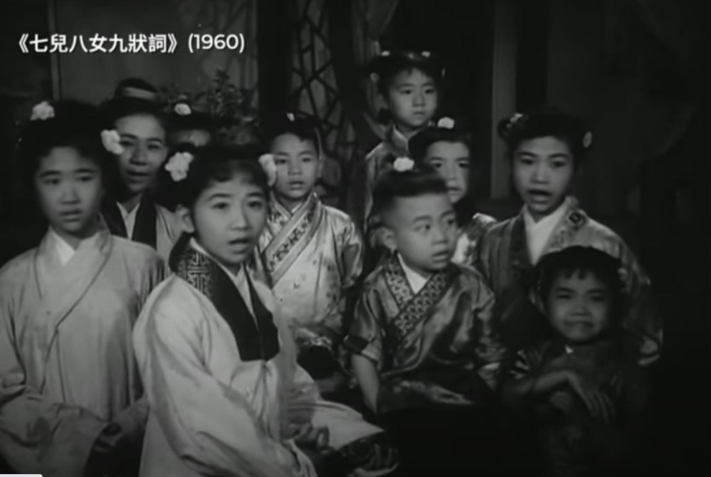 薛家燕（前左二）8岁时获编剧李少芸及制片家薛兆璋赏识成为童星。