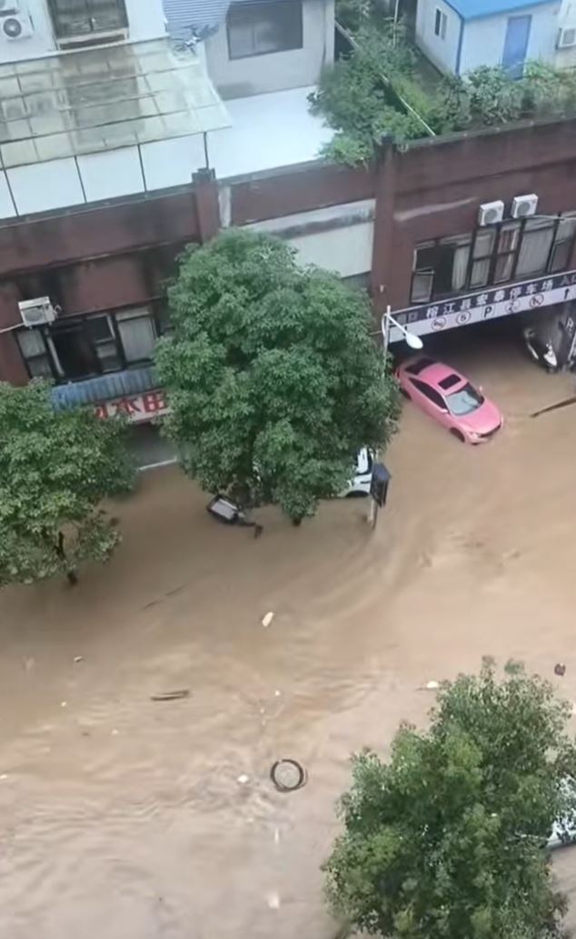 有民众从高处拍下赵汤圆遇险的情景。
