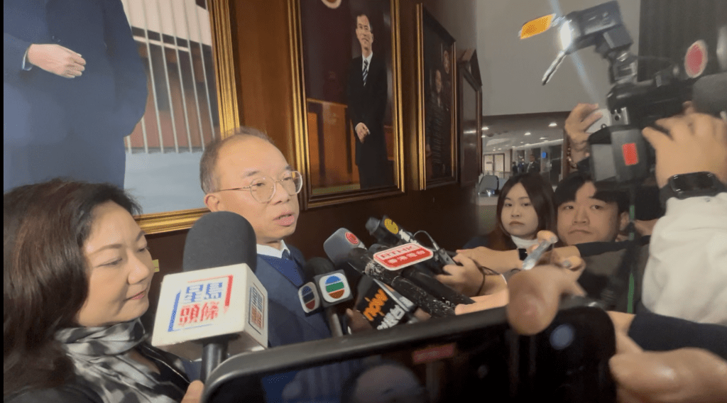 政制及內地事務局局長曾國衞(中)。