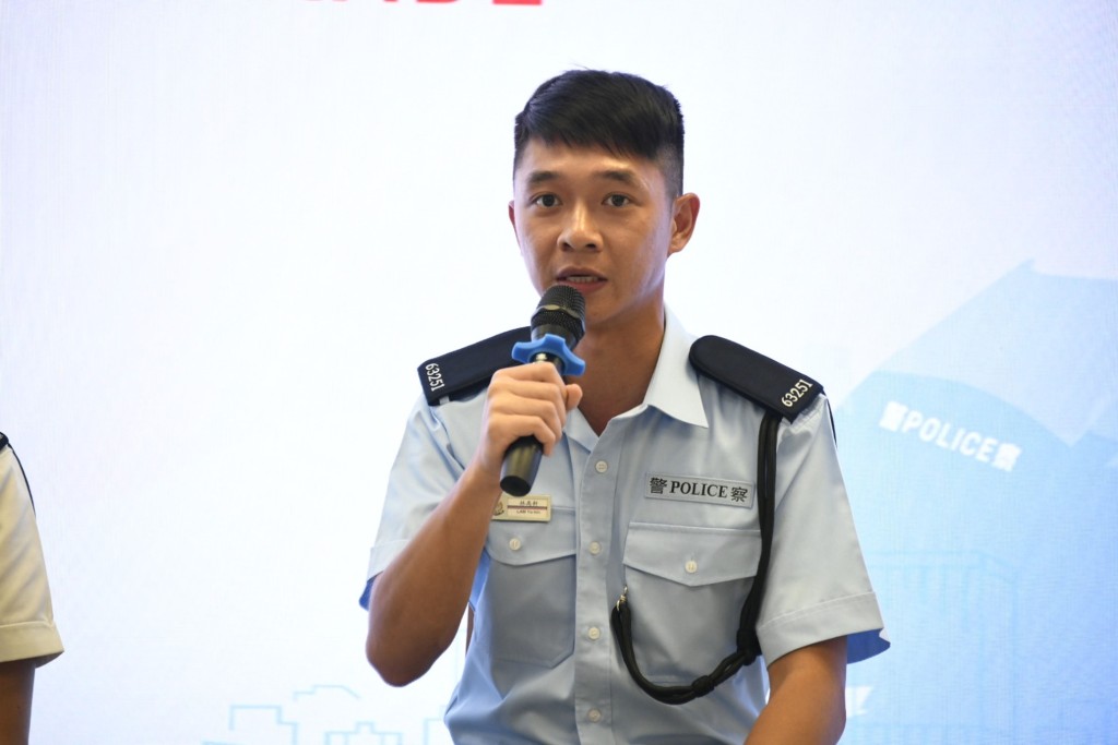 获颁警务处处长学业成绩优异证书的林禹轩为圆童年志愿,毅然转职投考警察。 获颁警务处处长学业成绩优异证书的林禹轩为圆童年志愿,毅然转职投考警察。