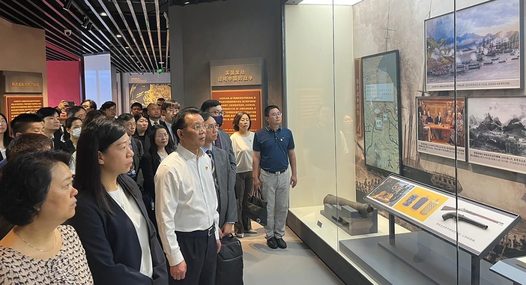 公務員國情研習課程學員在南京靜海寺內的《南京條約》史料陳列館參觀各項展品。政府新聞處圖片