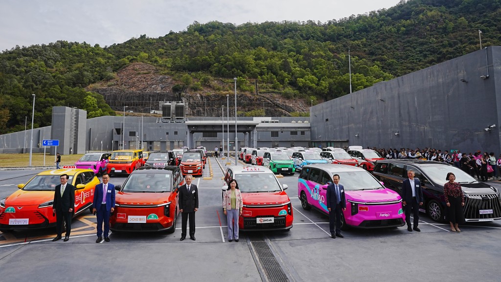 政府去年批出5支的士車隊牌照的「有條件暫准通知」,車隊須在7月底前完成籌備。 政府去年批出5支的士車隊牌照的「有條件暫准通知」,車隊須在7月底前完成籌備。