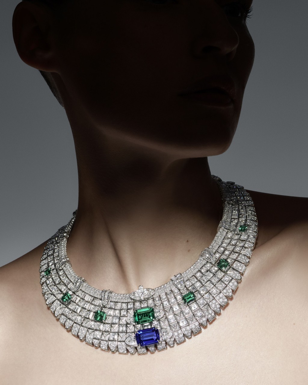Liberty鑽石項鏈從品牌Damier格紋衍生出恍如馬賽克的圖案，配以方形或三角形切割的鑽石，拼湊出更貼膚的效果。當中分布鑲嵌的藍寶石及哥倫比亞祖母綠，還有品牌專利的Flower Cut鑽石。