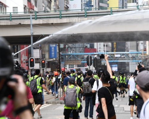 水炮車兩度射水驅散人群。