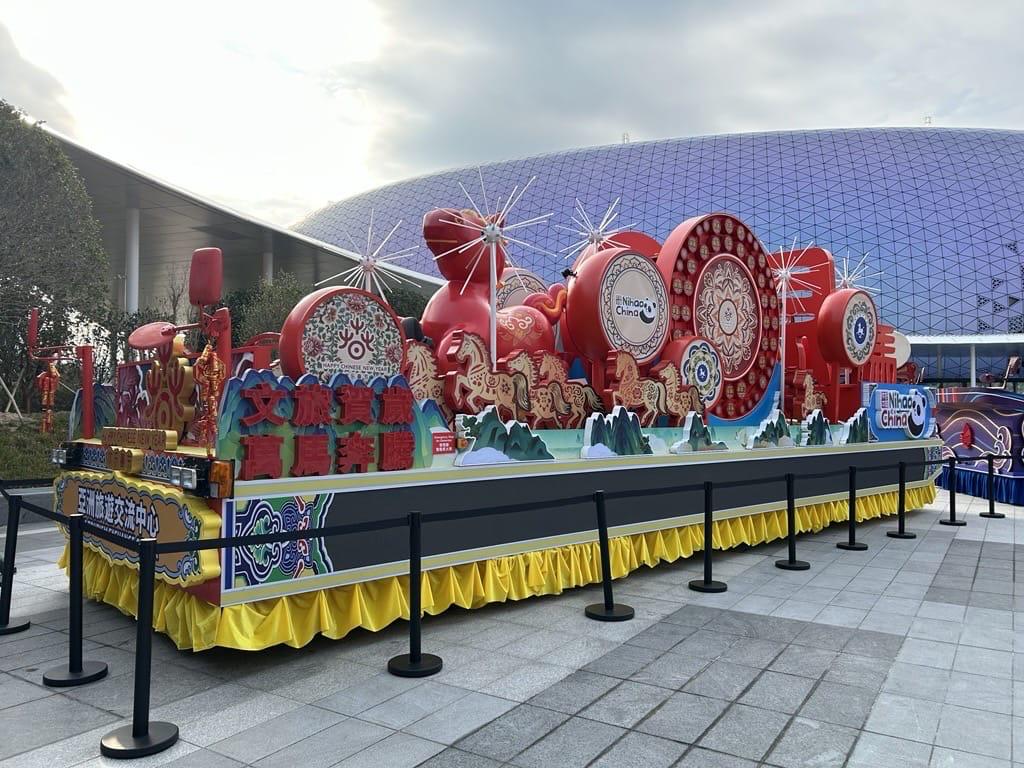 8輛賀年花車首度進駐啟德體育園。 8輛賀年花車首度進駐啟德體育園。