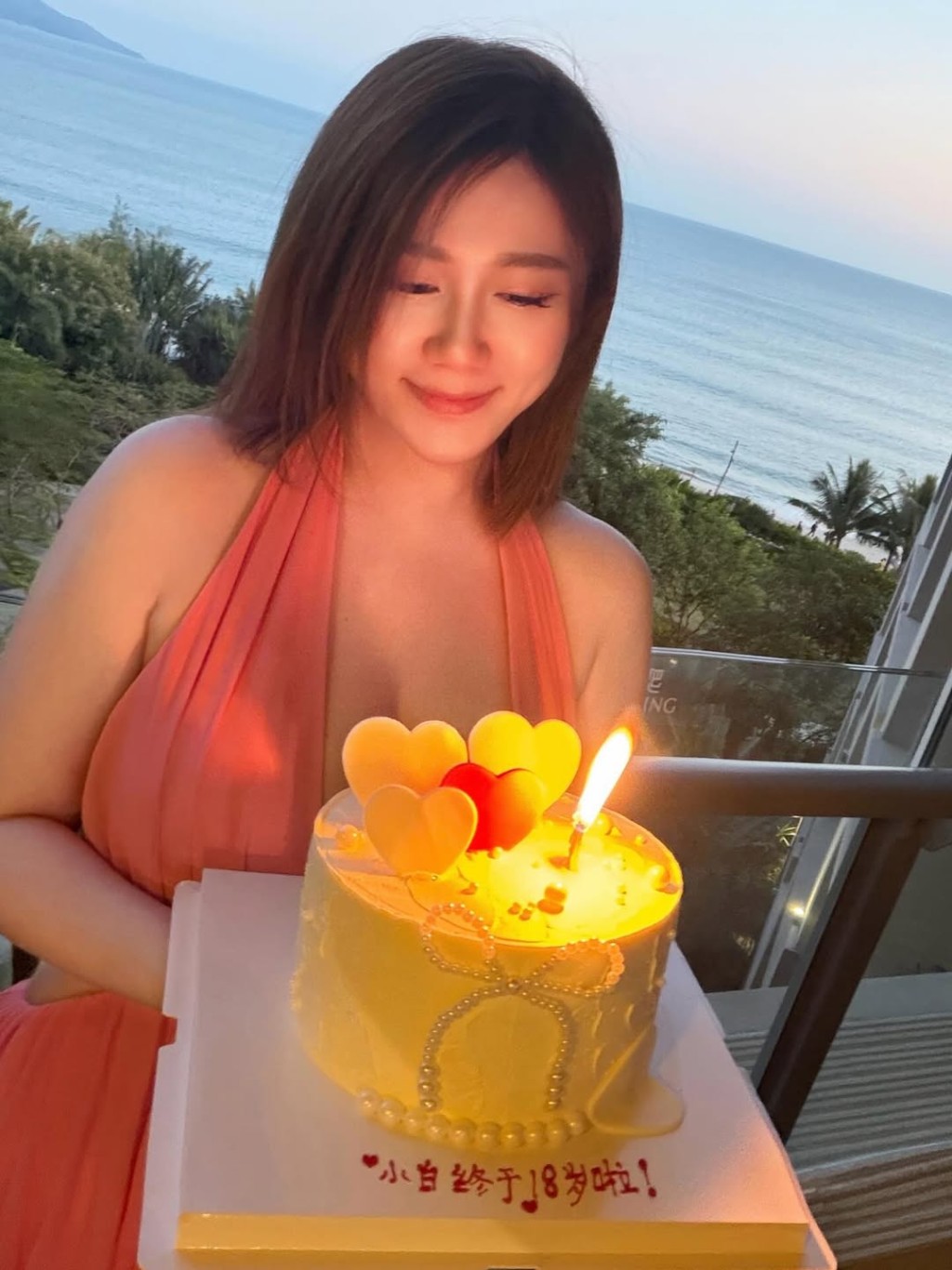 白雲在生日蛋糕寫上「小白終於18歲啦！」
