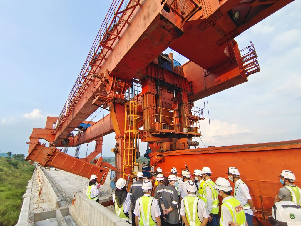 印尼雅万高铁全线箱梁架设任务2022年10月16日全部完成，铺轨通道全面打通。中新社