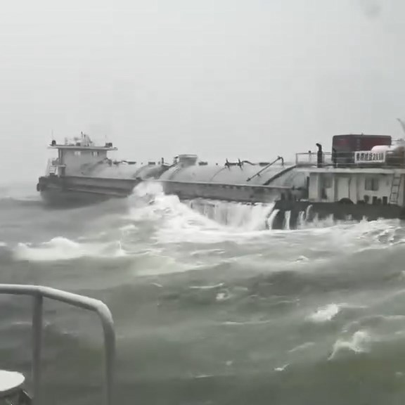 一艘內地貨船在9號風球懸掛期間於油麻地避風塘對外海面入水。香港水警Instagram片段截圖 一艘內地貨船在9號風球懸掛期間於油麻地避風塘對外海面入水。香港水警Instagram片段截圖