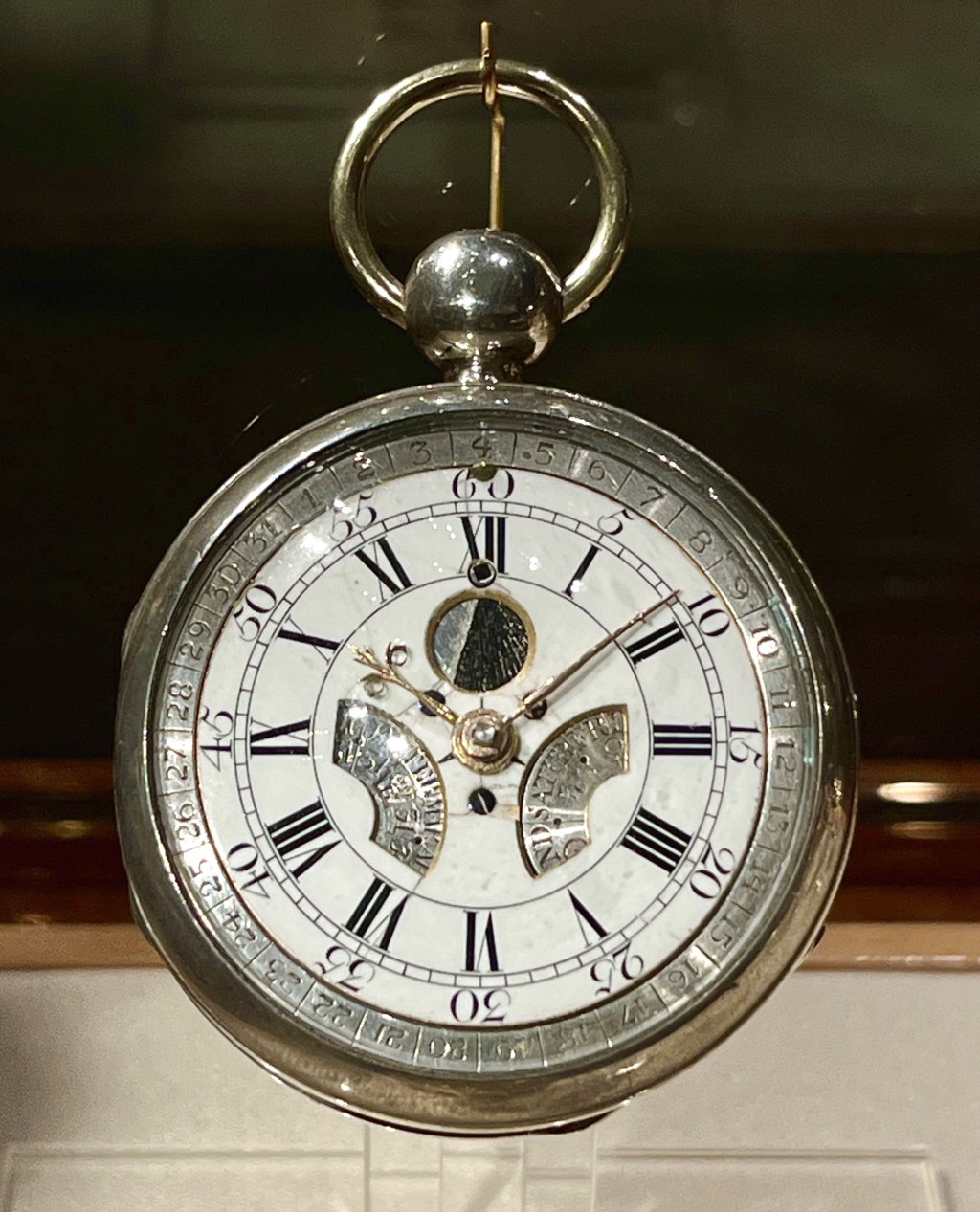 历史上第一枚万年历怀表，诞生于1762年，是由英国钟表大师Thomas Mudge创制。