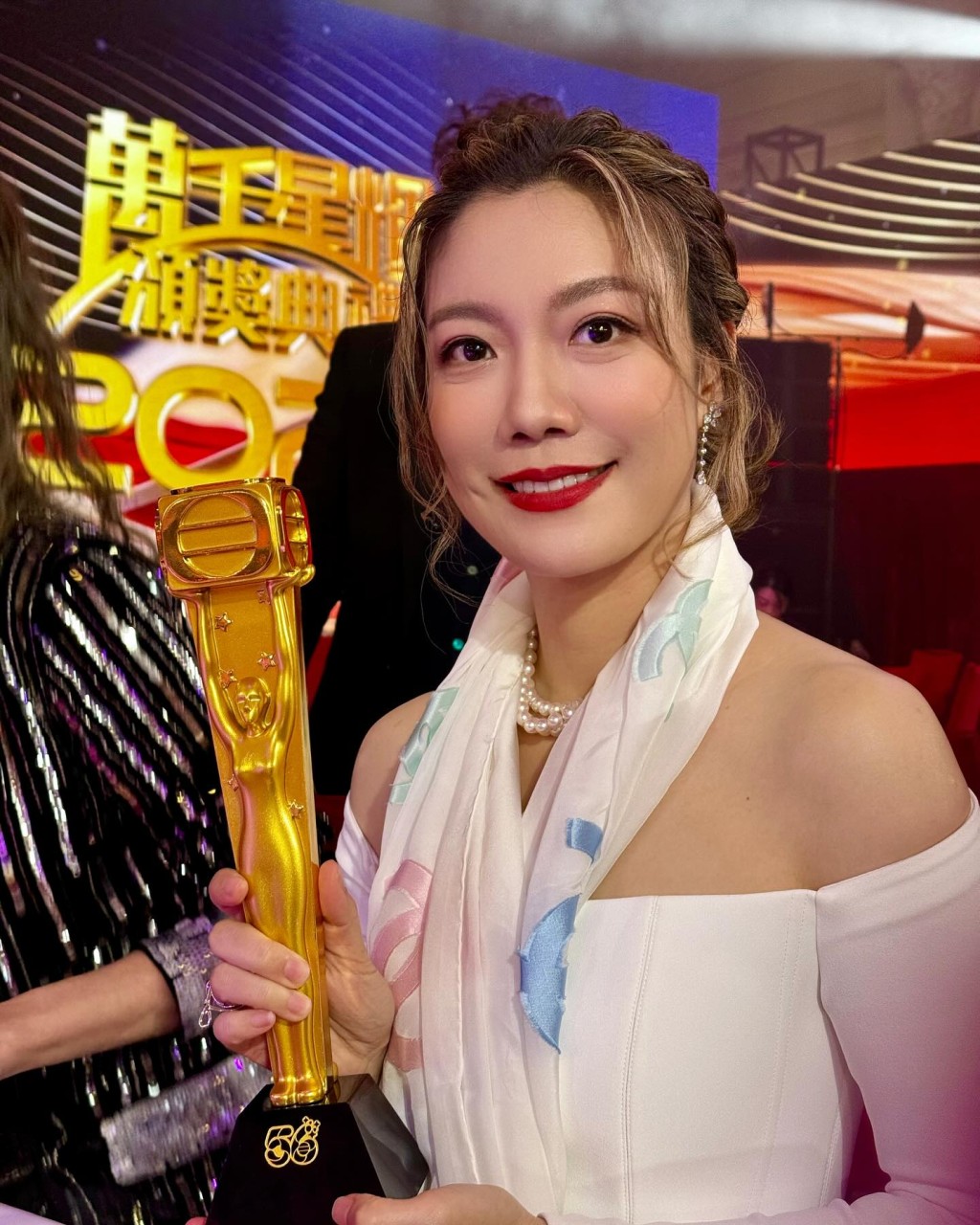 《中年好聲音》得台慶最佳綜藝節目獎，龍婷也算是得獎者之一。