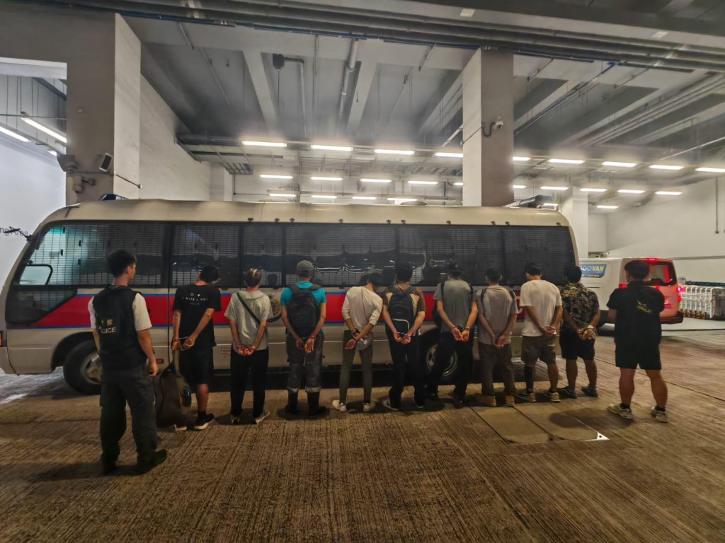 行動中,人員共拘捕20名男女。警方提供 行動中,人員共拘捕20名男女。警方提供