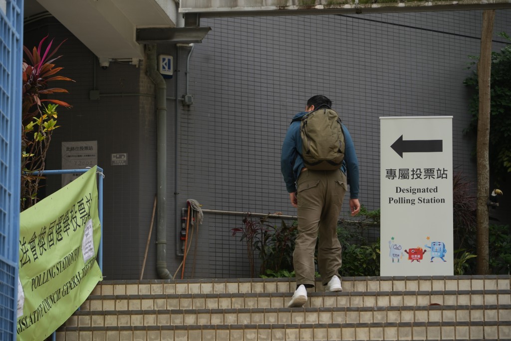 選舉事務處在七間最大規模的醫院附近分別設立醫院管理局醫護人員專屬投票站。 選舉事務處在七間最大規模的醫院附近分別設立醫院管理局醫護人員專屬投票站。