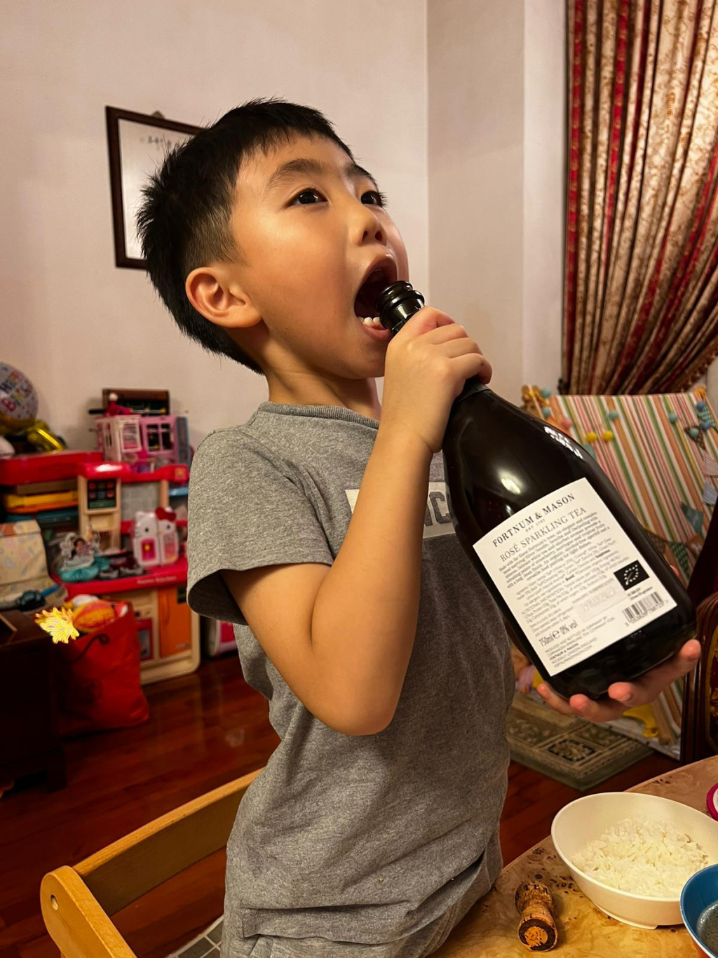 Ｗesley慶祝6歲生日時，飲有氣茶代替香檳慶祝。