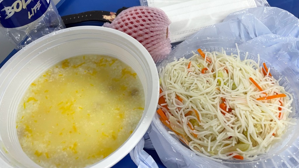 港男在方艙醫院的早餐為粟米南瓜肉碎粥及炒米粉。