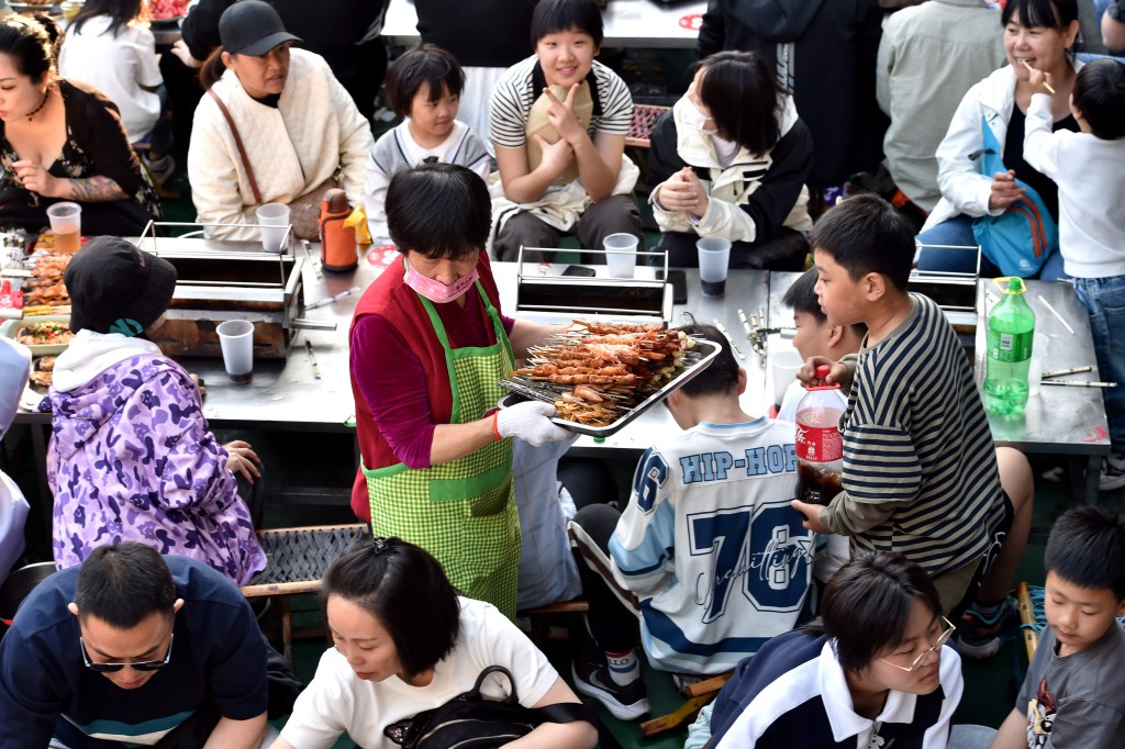 各地遊客不斷湧入淄博市，只為一嘗當地烤肉。