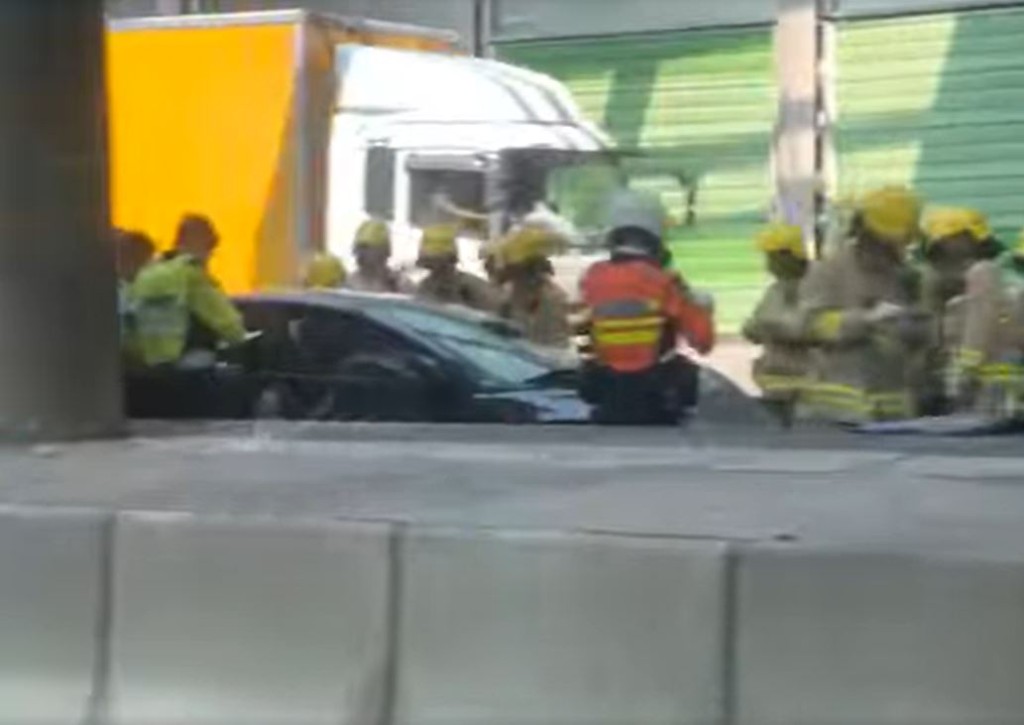 警方消防接報後趕至現場救援。FB：Ricky Tam@屯門公路塞車關注組