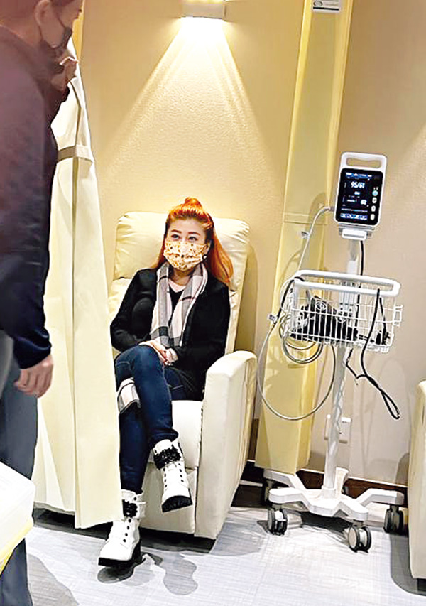 一到達中環的一間婦科診所，劉晨芝馬上接受一連串的身體檢查，包括：量血壓及測量心跳等。