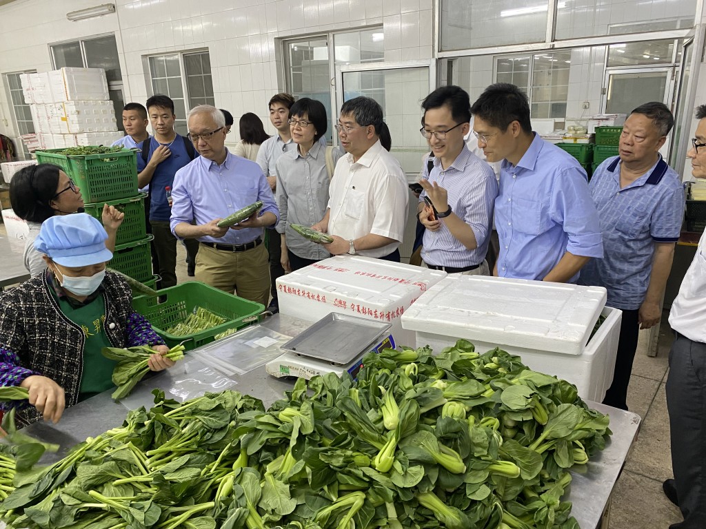 谢展寰（左三）昨日早上到访广州市南沙区一所菜农场。政府新闻处图片