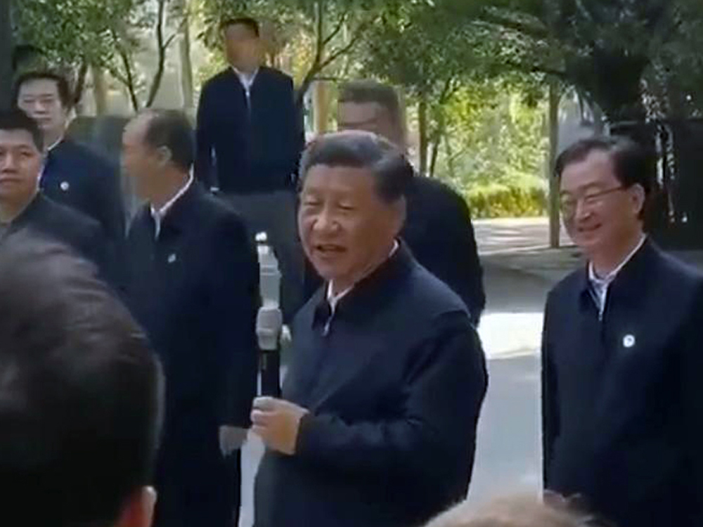 習近平現身福州手持麥克風與市民交流，（網圖）