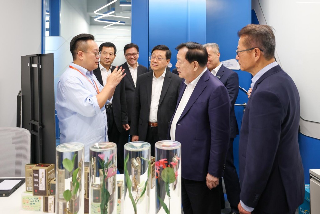 夏寶龍(右二)在行政長官李家超(右三)陪同下到訪河套港深創新及科技園,了解園區整體發展規劃及最新進度。 夏寶龍(右二)在行政長官李家超(右三)陪同下到訪河套港深創新及科技園,了解園區整體發展規劃及最新進度。