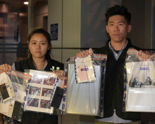 警方检获一批迪士尼假门票。黄文威摄