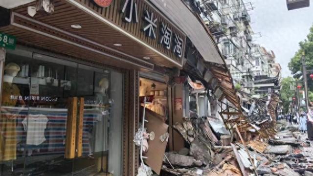 上海商業街店鋪招牌突然坍塌。上觀新聞 上海商業街店鋪招牌突然坍塌。上觀新聞
