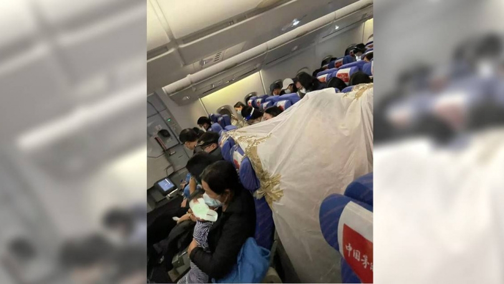 男子搭機飛往廣州座位「搭帳篷」防疫。