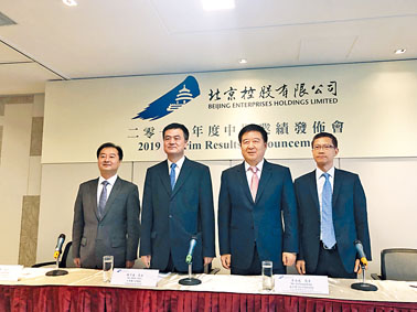 譚振輝（右一）表示，相信下半年的派息亦會隨盈利能力上升而增加。