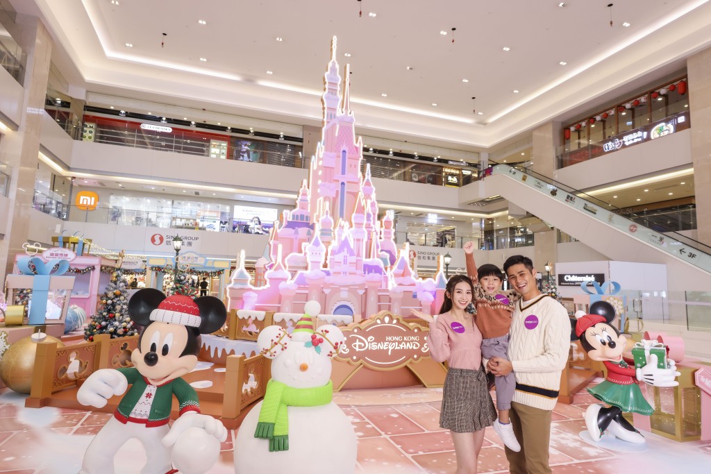 大家可在屯门市广场的奇妙飘雪圣诞，亲睹7.5米高、炫亮夺目的奇妙梦想城堡主题装置。